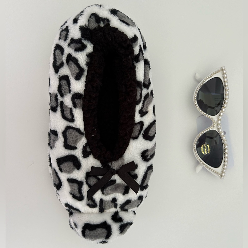 BNWT Leopard Print Fleeced Lime Grip Bottom Slippers Size 9 - 10